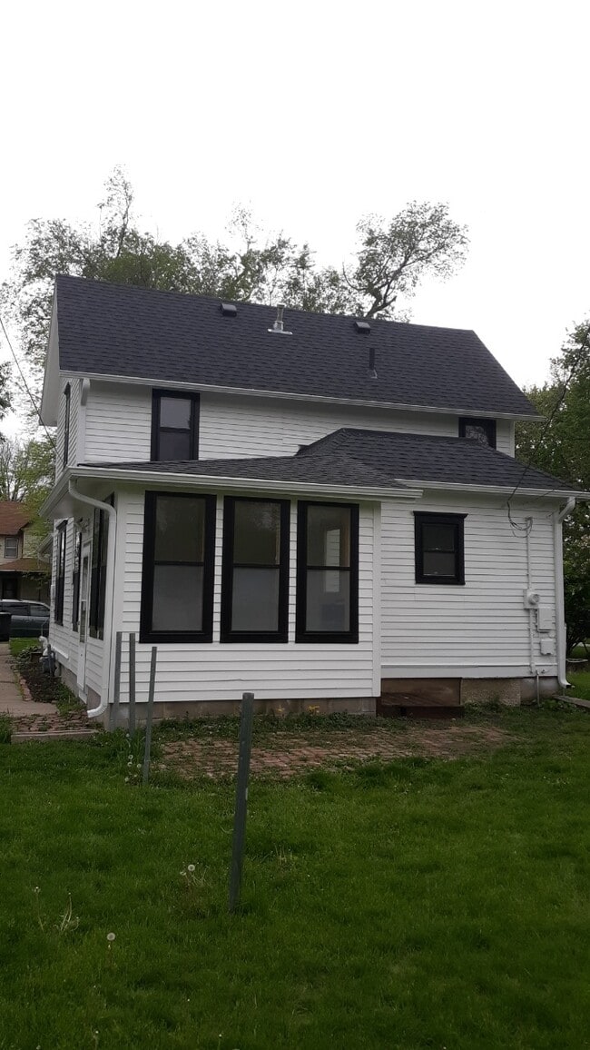 Building Photo - 1318 W 4th St
