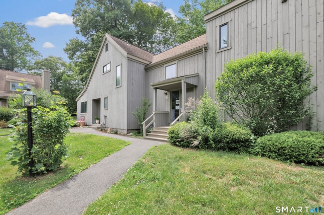 Building Photo - 14 Algonquin Ln