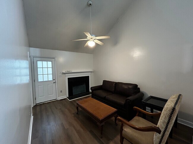 Foto del edificio - Room in Townhome on Oakland Hills Way