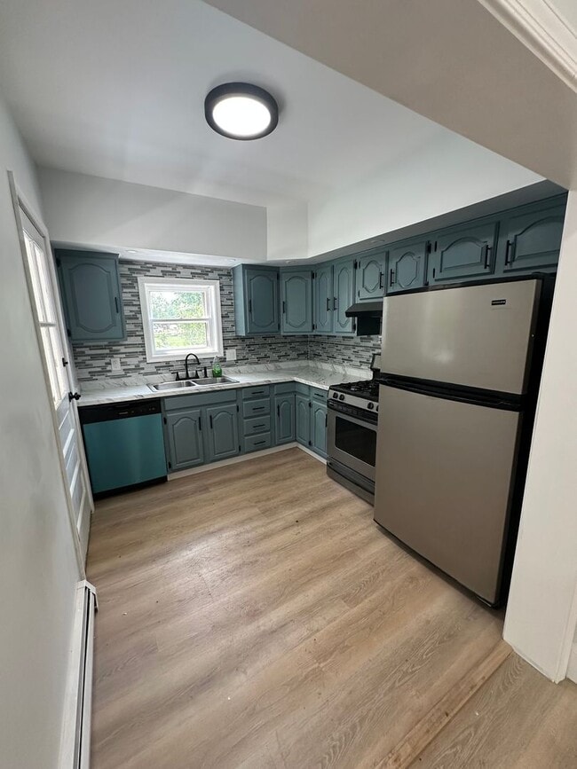 Building Photo - Renovated 3 Bed, 1 Bath Townhome