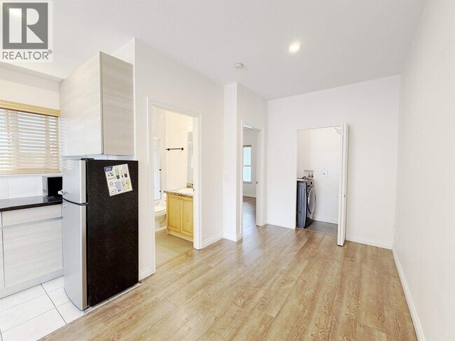 Photo du bâtiment - 1 BR-6952 CURTIS STREET