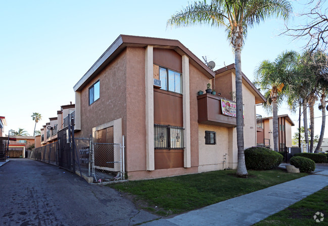 Building Photo - Villa Terrace