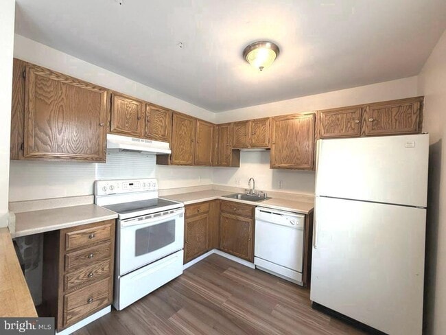 Building Photo - Welcome to this 3-bedroom, 3.5-bath townho...
