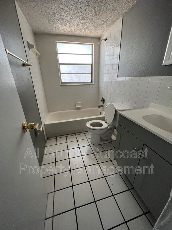Building Photo - 471 76th Ave N