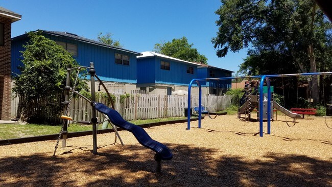 Building Photo - 3119 SW 26th Dr