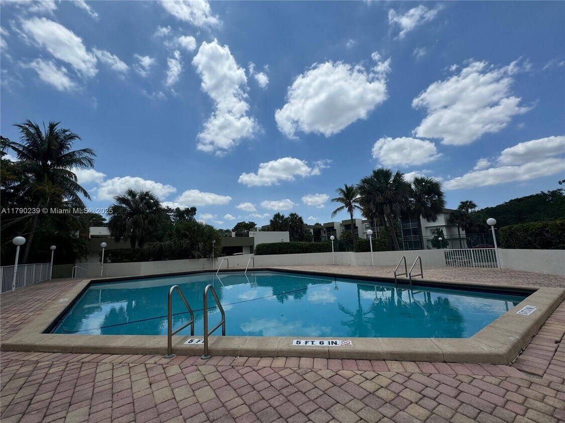 Primary Photo - 4215 N University Dr