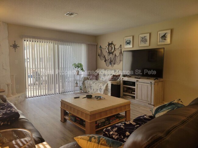 Foto del edificio - 12310 Capri Cir N