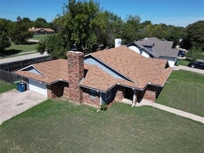 Building Photo - 1615 Fairfield Cir