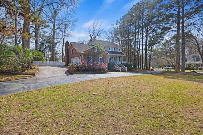 Building Photo - 100 Lakeview Dr