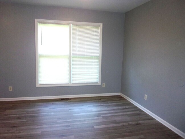 Building Photo - Recently Updated 3 Bedroom 1 Bath Home in ...