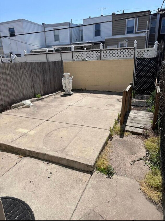 Building Photo - 2326 E Hazzard St