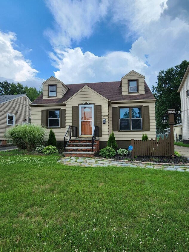 Primary Photo - 3 Bedroom Home For Rent in Fairview Park w...