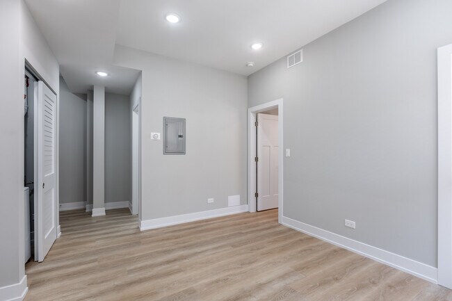 Foto del edificio - 437 W Belden Ave