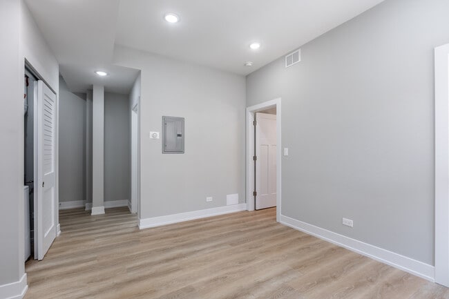 Building Photo - 437 W Belden Ave