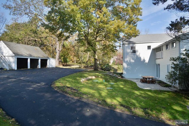 Building Photo - 489 W Saddle River Rd