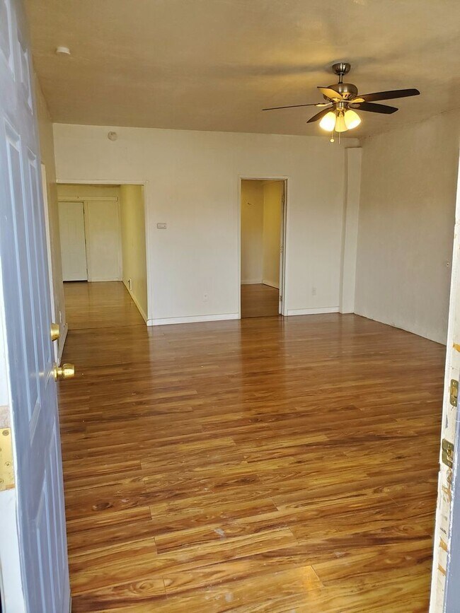 Building Photo - 2 br, 1 bath House - 417 S County Road