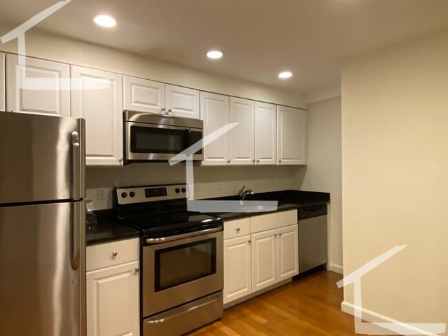 Building Photo - Three Bed Apartment For Rent