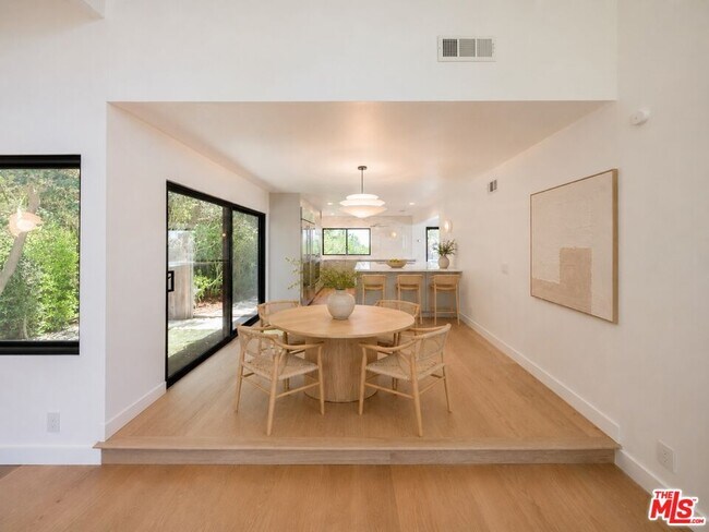 Foto del edificio - 13302 Mulholland Dr