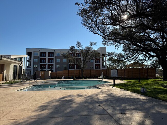 Puente en Saffron Apartments en el noroeste de Austin, Texas - Bridge at Saffron