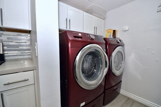 Foto del edificio - Modern 3 bed 2.5 bath Townhome at 	Mira Vi...