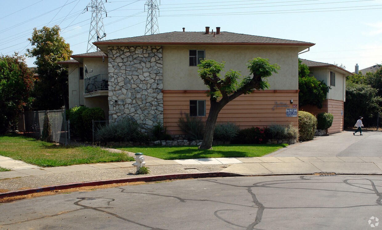 Foto del edificio - 681 Bellflower Ave