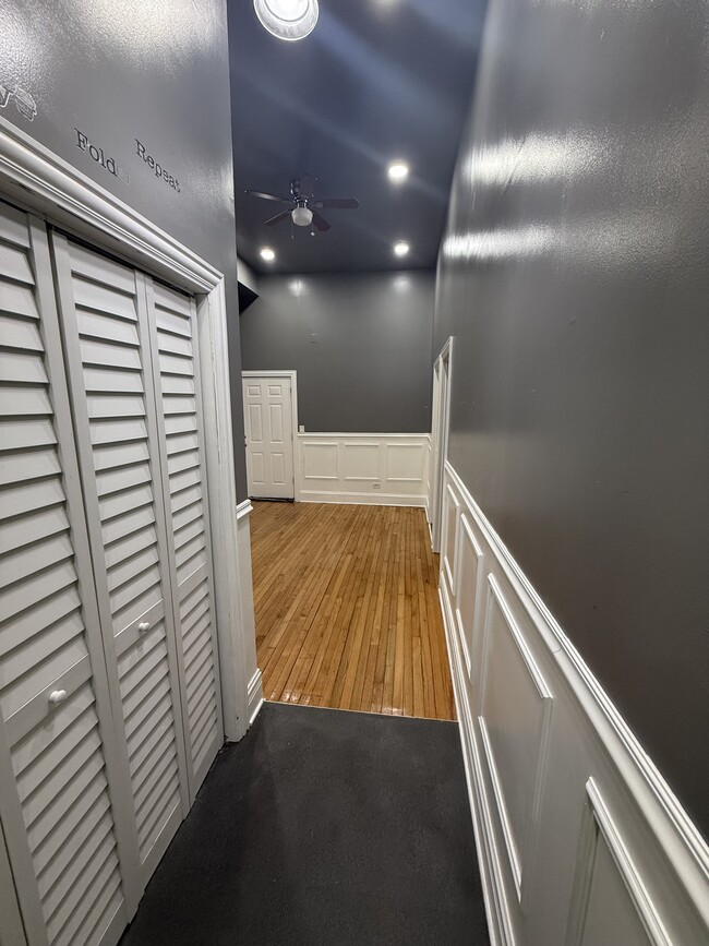 Building Photo - 1312 W 51st St