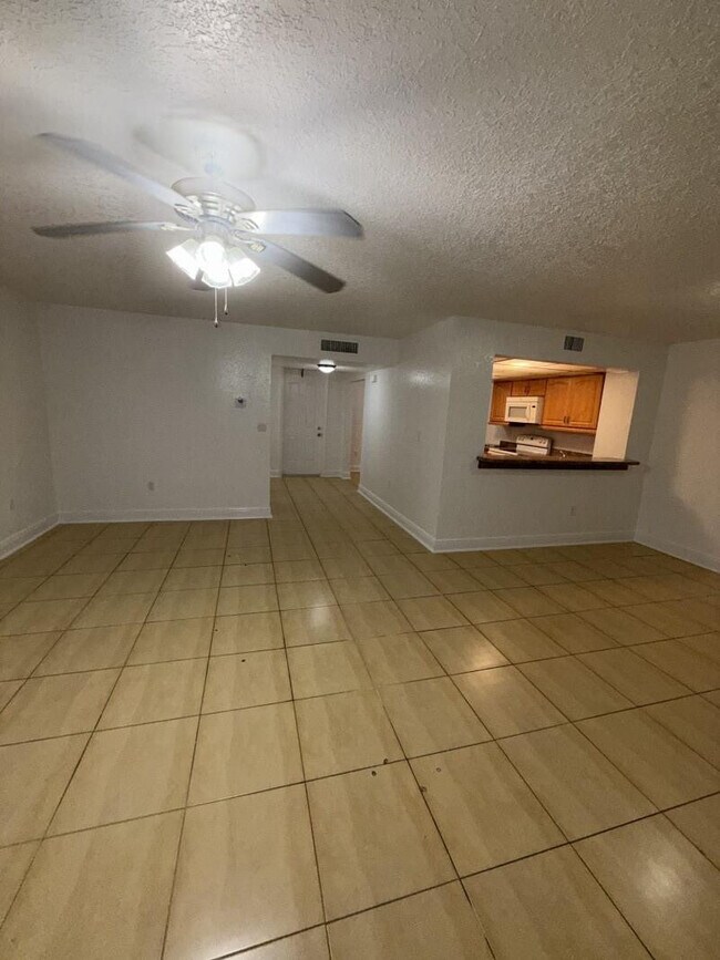 Foto del edificio - 8740 NW 40th St