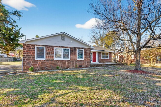 Foto del edificio - Spacious 5-Bedroom Retreat with 2.5 Baths in Saint Pauls – Your Dream Home Awaits!