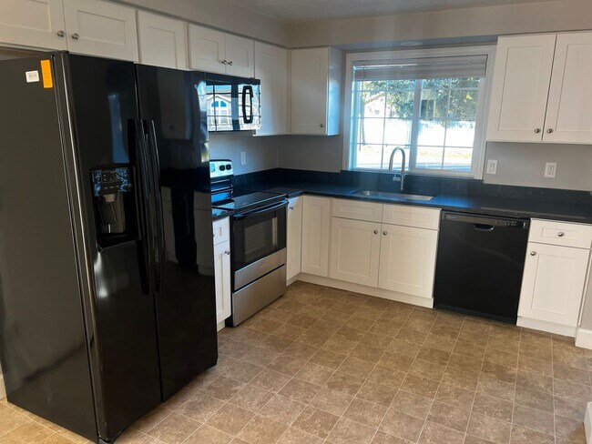 Building Photo - New carpet, kitchen, appliances, paint! Great neighborhood.