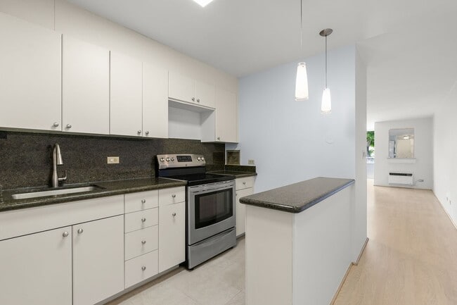 Building Photo - The Barclay 2bd/2ba/1pkg