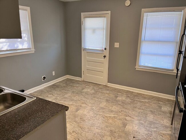 Foto del edificio - 2407 Crestview Dr