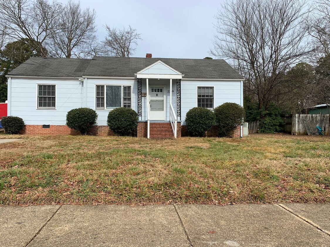 Foto principal - 2209 Milburnie * 3 brm 1.5 bath * Central ...