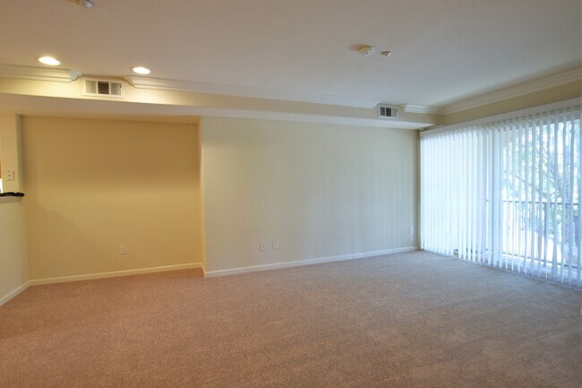 Foto del edificio - Clean, Classic Contemporary 3 Bedroom + 2 Bath Townhouse Style Home Near Downtown Campbell & Will...