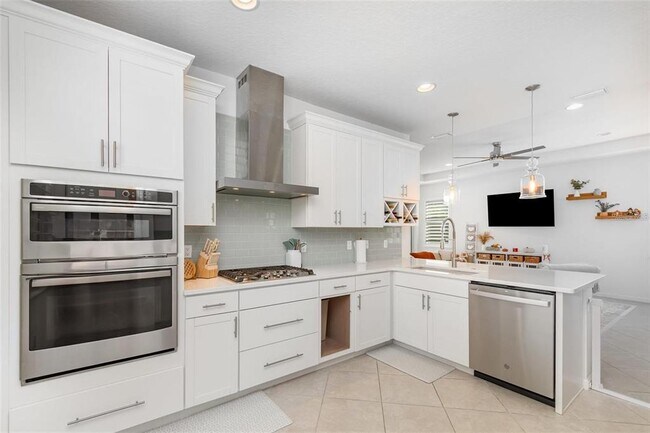 Building Photo - 1155 Victoria Hills Dr N