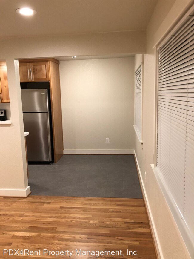 Building Photo - 2 br, 1 bath Apartment - 3931 N Juneau Str...