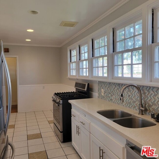 Foto del edificio - 2781 N Bellflower Blvd