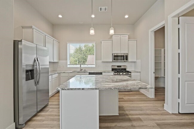 Foto del edificio - 9016 Lonestar Creekbend Ln