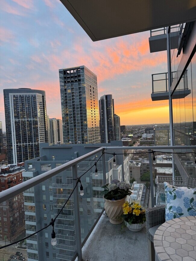 Foto del edificio - 303 W Ohio St
