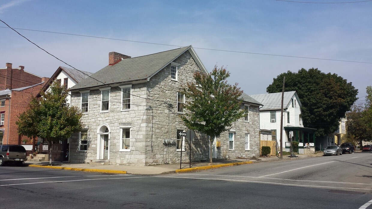 Foto principal - 102 N Bedford St