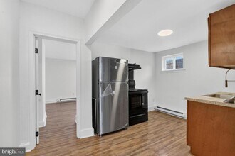 Building Photo - 1733 W Oxford St