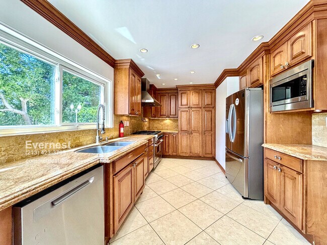 Foto del edificio - Stunning 5-Bedroom Home with Luxurious Fea...