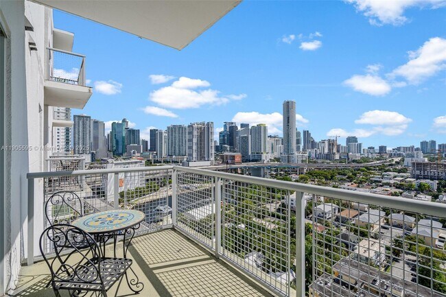 Foto del edificio - 10 SW South River Dr