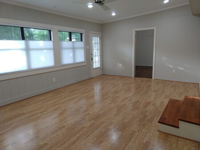 Sala de estar - Vista 2 - 606 Wilson St
