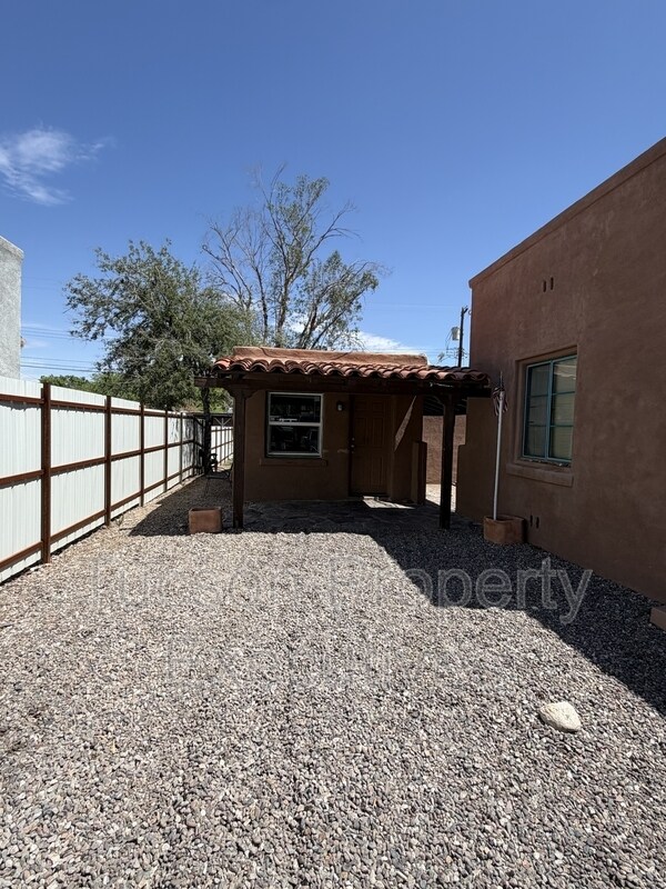 Building Photo - 1233 E Mabel St