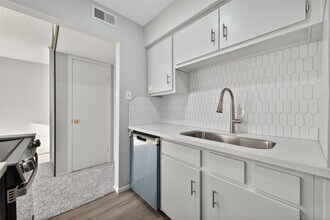 Building Photo - 6410 Del Monte Dr