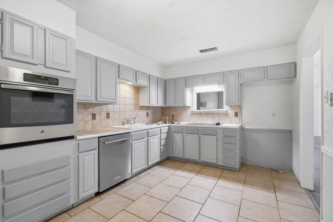 Foto del edificio - 7909 Albany Ave