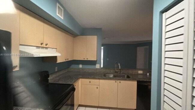Foto del edificio - 2427 Centergate Dr