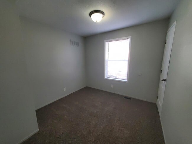 Building Photo - 8 Bluebird Hill Dr