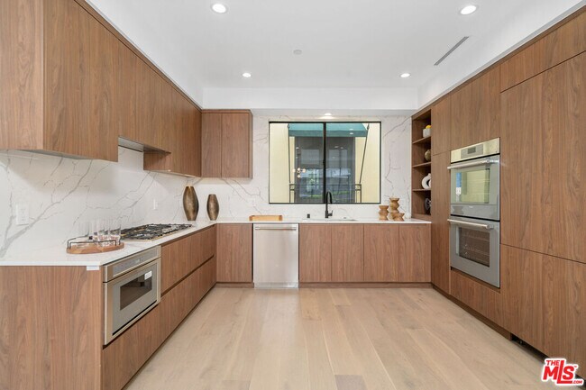 Foto del edificio - 4326 Serene Pl