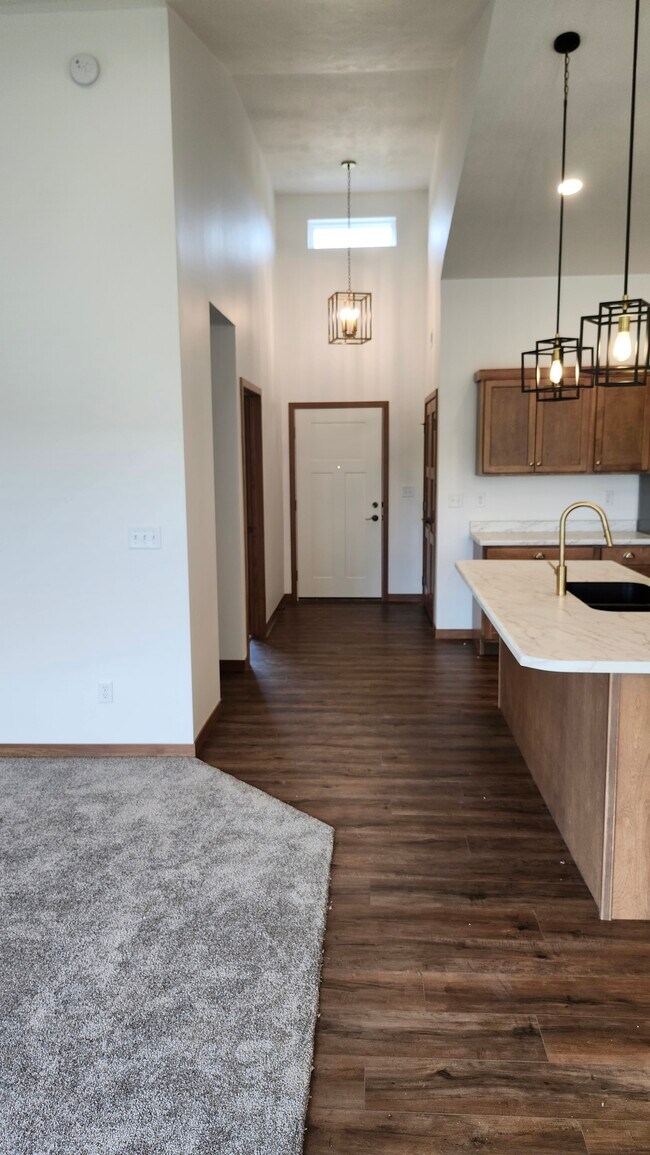 Building Photo - 6700 E Arrowhead Pky